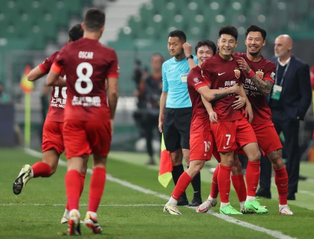 皇冠体育APP-揭秘海港角球连线：赛前有设计 双核1个眼神的默契