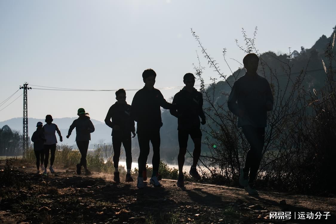 皇冠体育APP-低压缺氧的馈赠：为何高原训练是马拉松突破极限的最后一块拼图